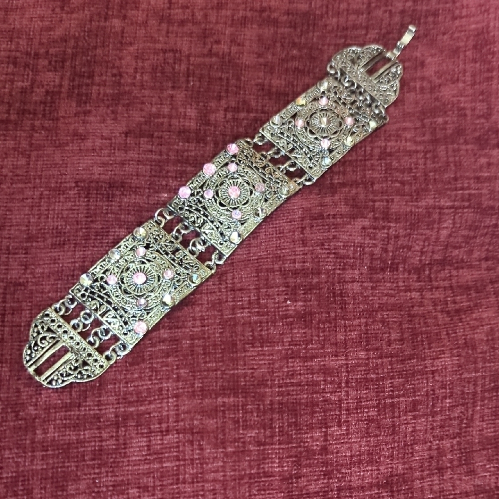 *. Elegant Silver and Pink Filigree Bracelet